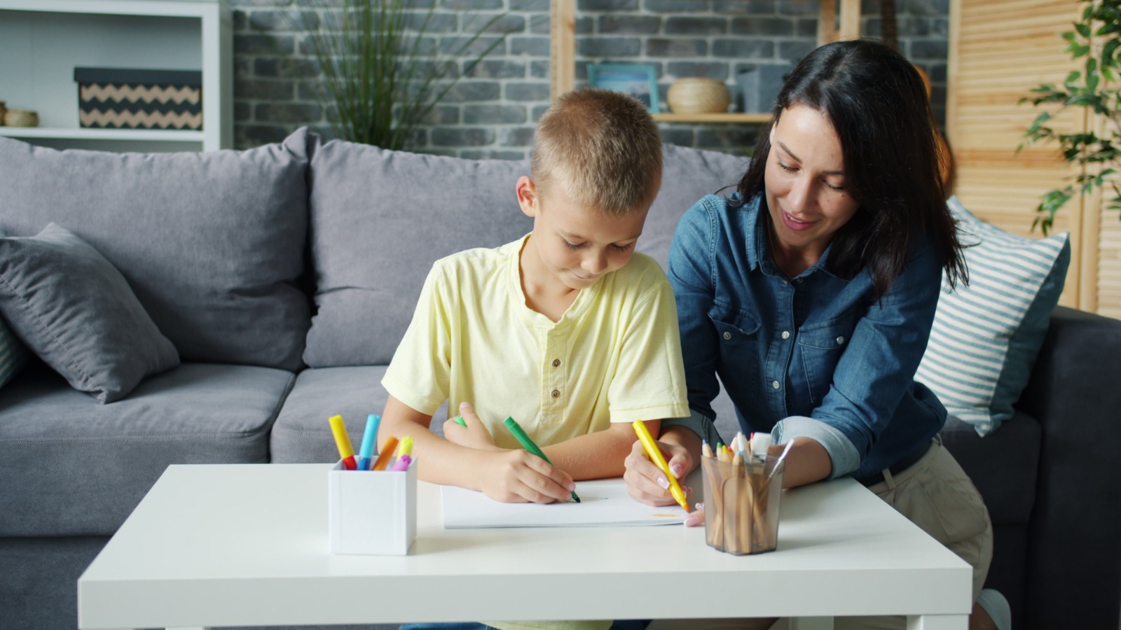 Mamma che legge con il figlio