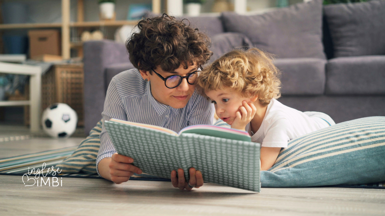 Mamma che legge con il figlio